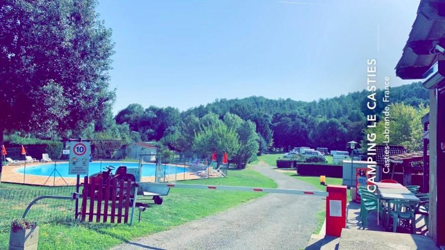 Camping Familial Paisible Avec Piscine, Mobil Home , Chalet, Studio & Emplacement Nue Casties-Labrande Екстериор снимка