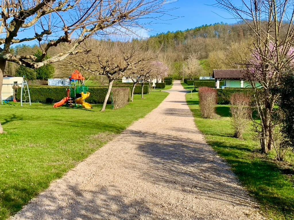 Camping Familial Paisible Avec Piscine, Mobil Home , Chalet, Studio & Emplacement Nue Casties-Labrande Екстериор снимка
