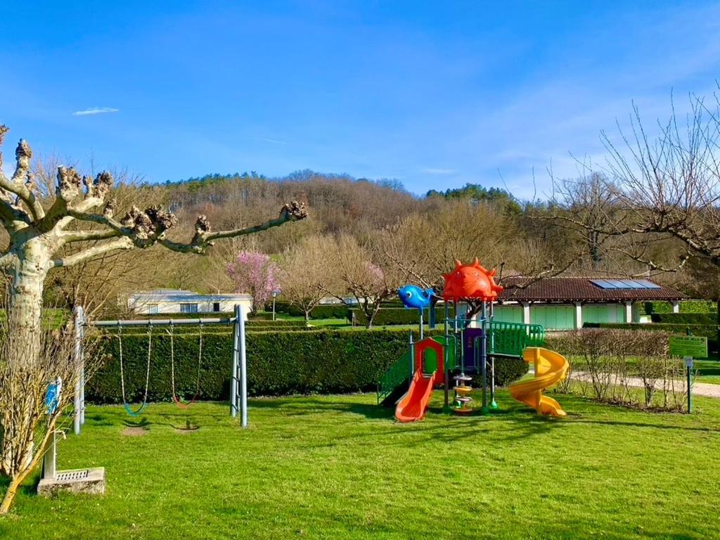 Camping Familial Paisible Avec Piscine, Mobil Home , Chalet, Studio & Emplacement Nue Casties-Labrande Екстериор снимка