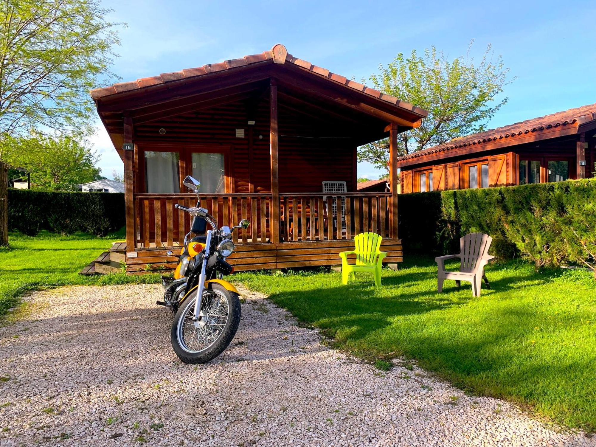 Camping Familial Paisible Avec Piscine, Mobil Home , Chalet, Studio & Emplacement Nue Casties-Labrande Екстериор снимка