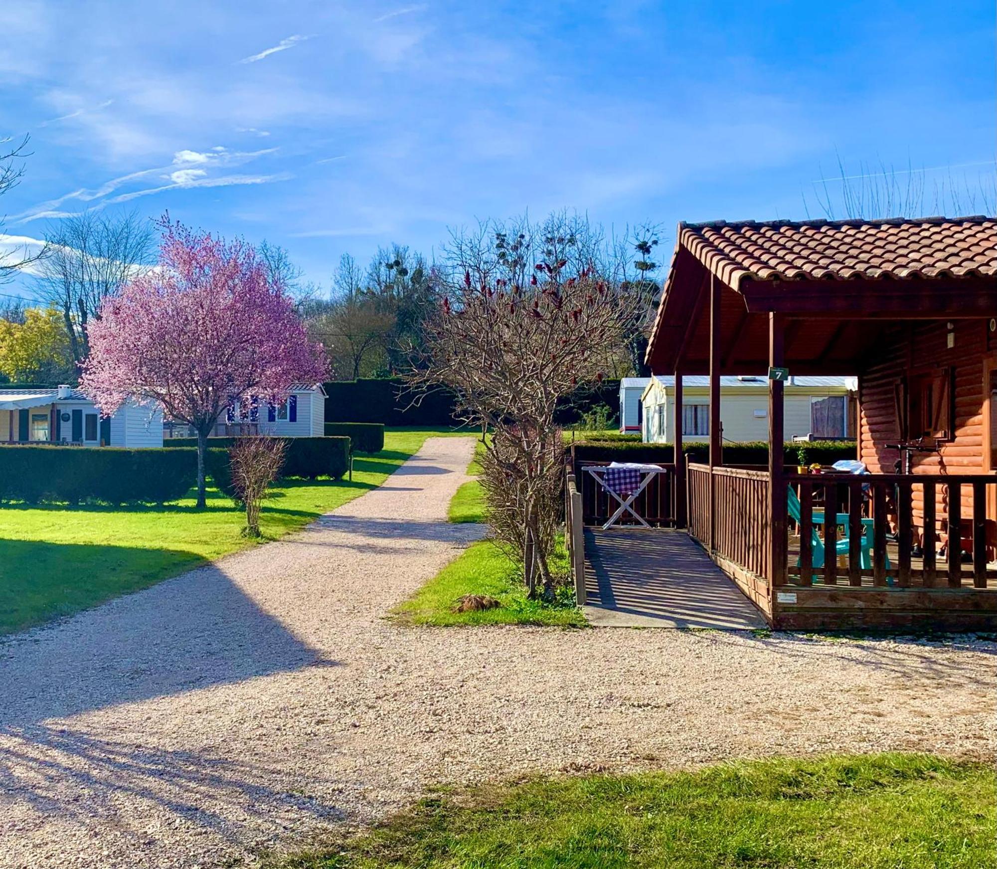 Camping Familial Paisible Avec Piscine, Mobil Home , Chalet, Studio & Emplacement Nue Casties-Labrande Екстериор снимка